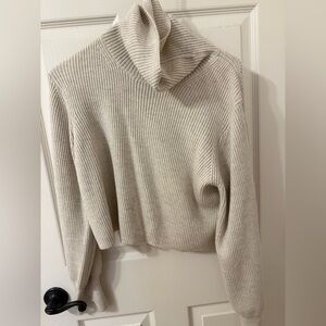 Aritzia Wilfred cropped turtleneck in size medium. Excellent condition